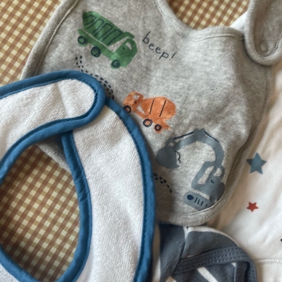 Bundle of 7 onesies + 3 bibs gerber / Carter's.
3-6 Months - Picture 6 of 12